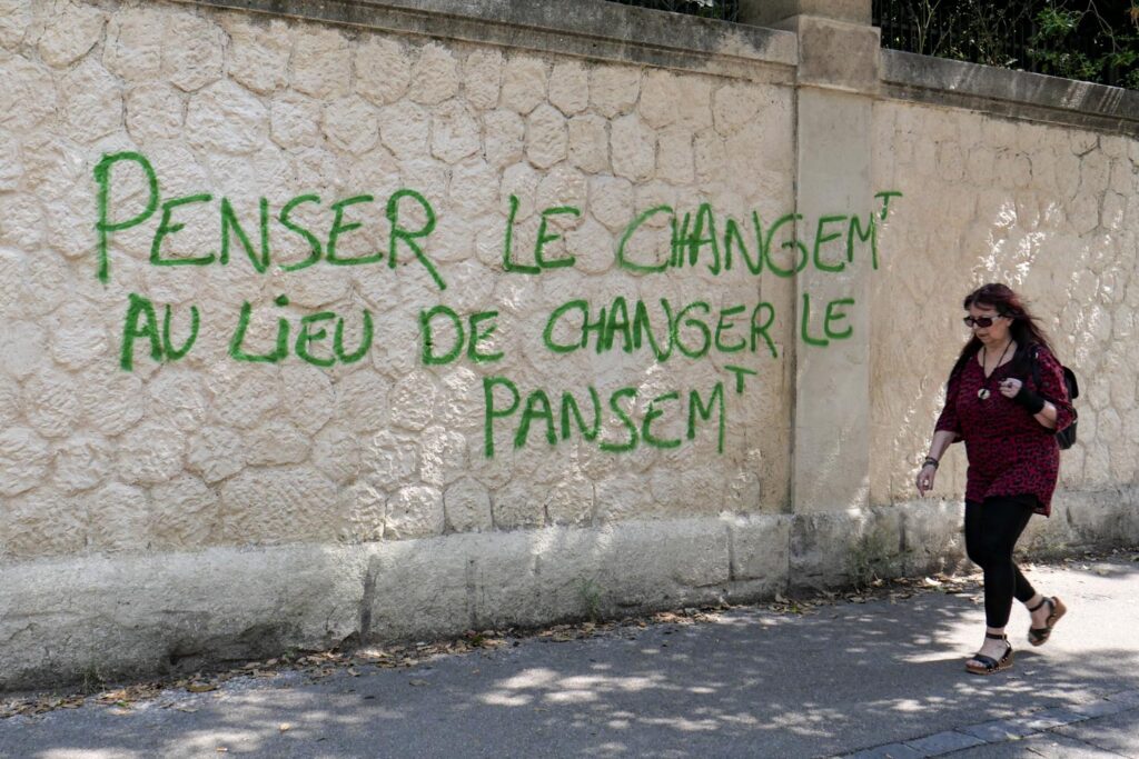 Marseille, photo couleur d'un mur de pierre avec un énorme tag de couleur verte plutôt amusant
