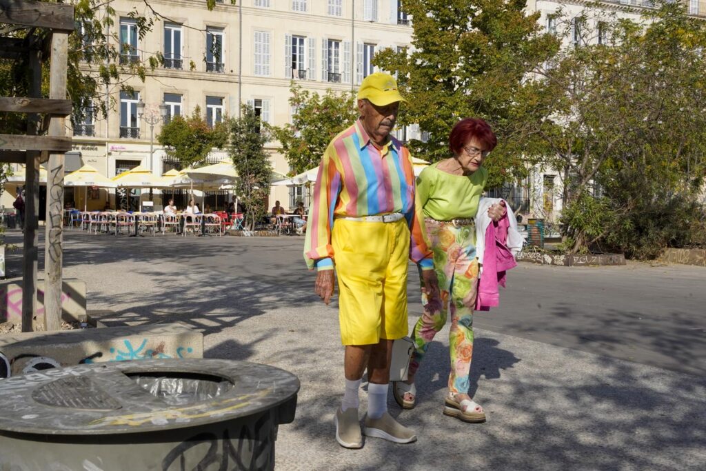 Marseille, photo couleur d'un couple de seniors vêtus de couleurs très vives.